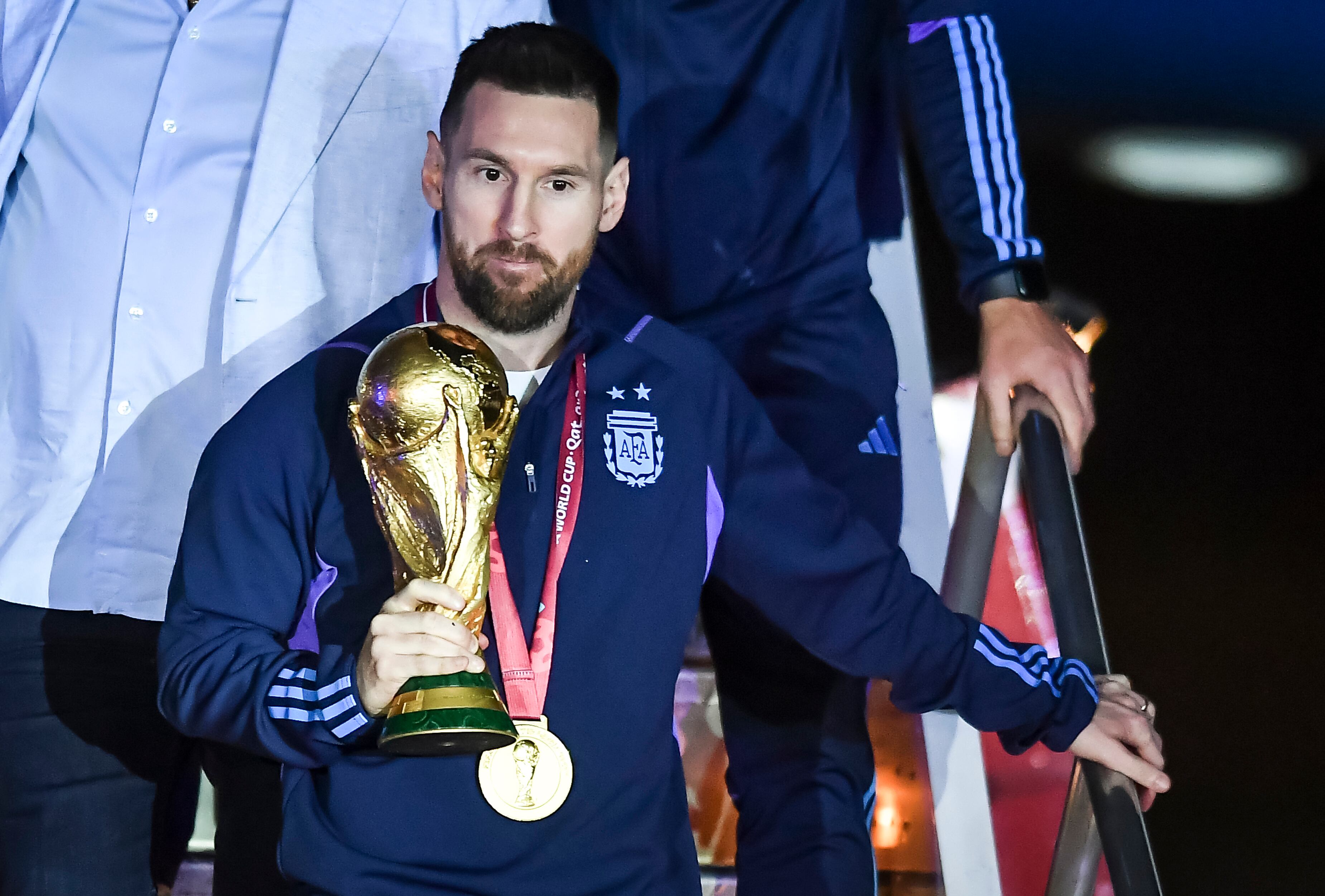Lionel Messi tras la llegada a Argentina con la Copa del Mundo. (Photo by Marcelo Endelli/Getty Images)