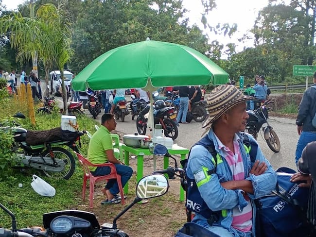 Bloqueo en las vías que comunican con las empresas mineras del sur de Córdoba.