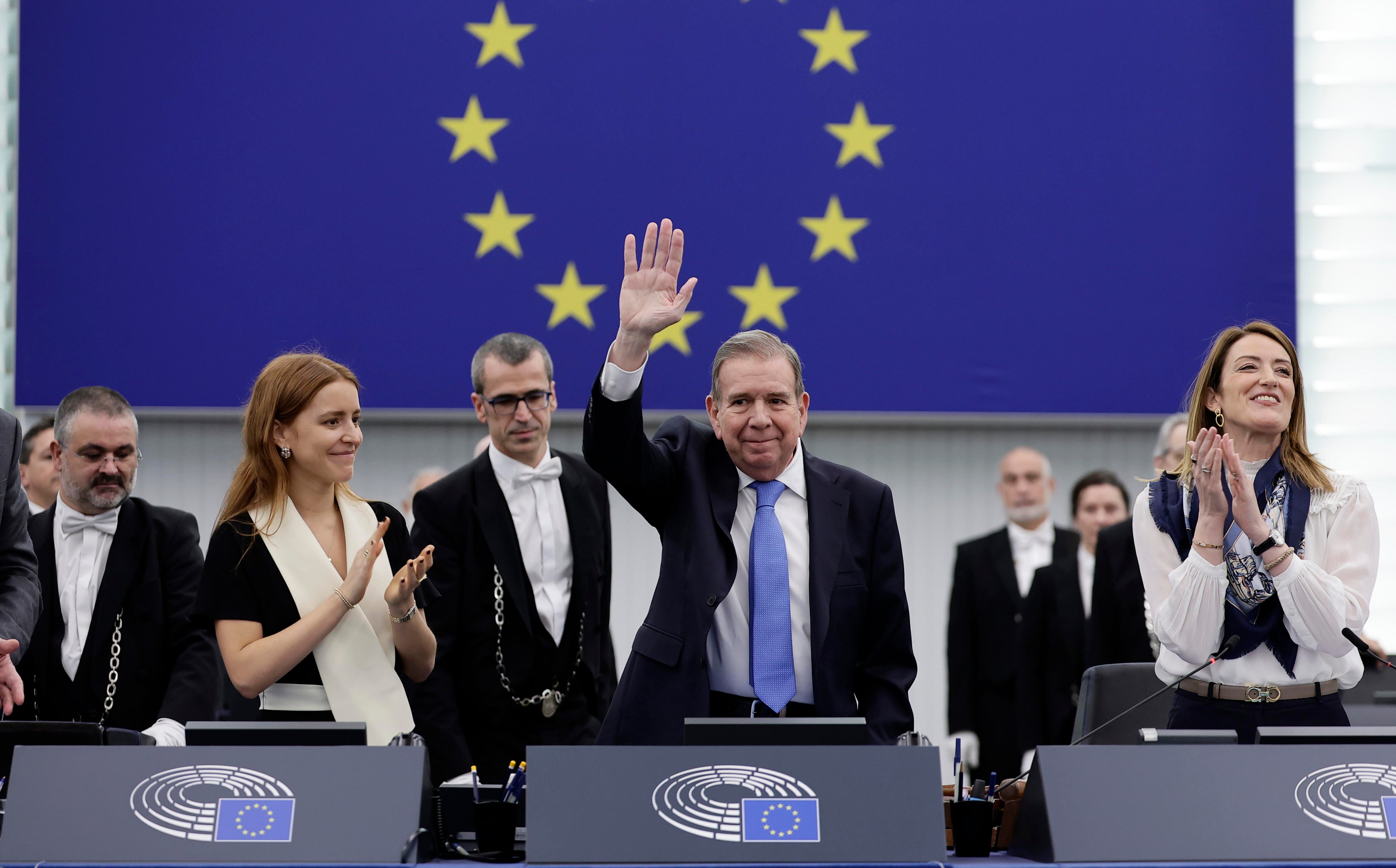 Strasbourg (France), 17/12/2024.- Ana Corina Sosa (L), the daughter and representative of Maria Corina Machado, leader of Venezuela'Äôs democratic forces, Presidential opposition candidate Edmundo Gonzalez Urrutia (C) and Roberta Metsola (R), European Parliament President, during the Sakharov Prize award ceremony at the European Parliament in Strasbourg in Strasbourg, France, 17 December 2024. Members of the European Parliament have awarded the 2024 Sakharov Prize for Freedom of Thought to Venezuelan opposition leader Maria Corina Machado and Presidential opposition candidate Edmundo Gonzalez Urrutia. (Francia, Estrasburgo) EFE/EPA/RONALD WITTEK