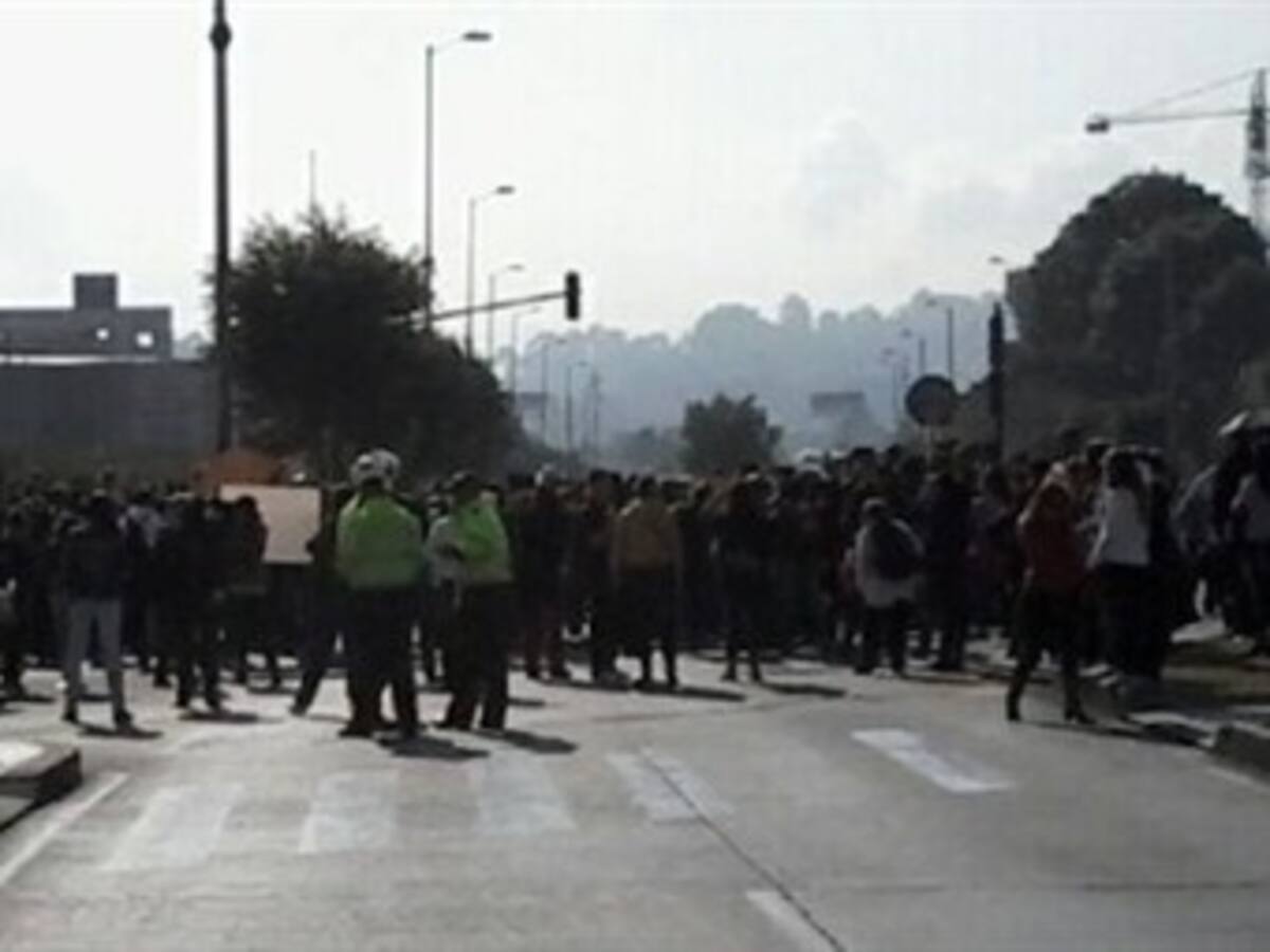 Cientos de padres de familia bloquean salida de buses de Transmilenio del Portal de Suba