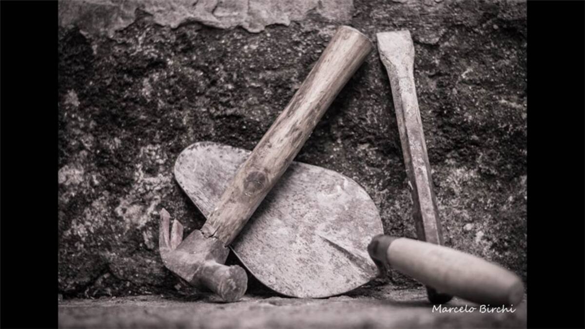 Omar Yábar cuenta que su tío abuelo trabajó toda su vida en la Compañía de Ferrocarriles del Perú, y que a menudo fabricaba sus propias herramientas.
