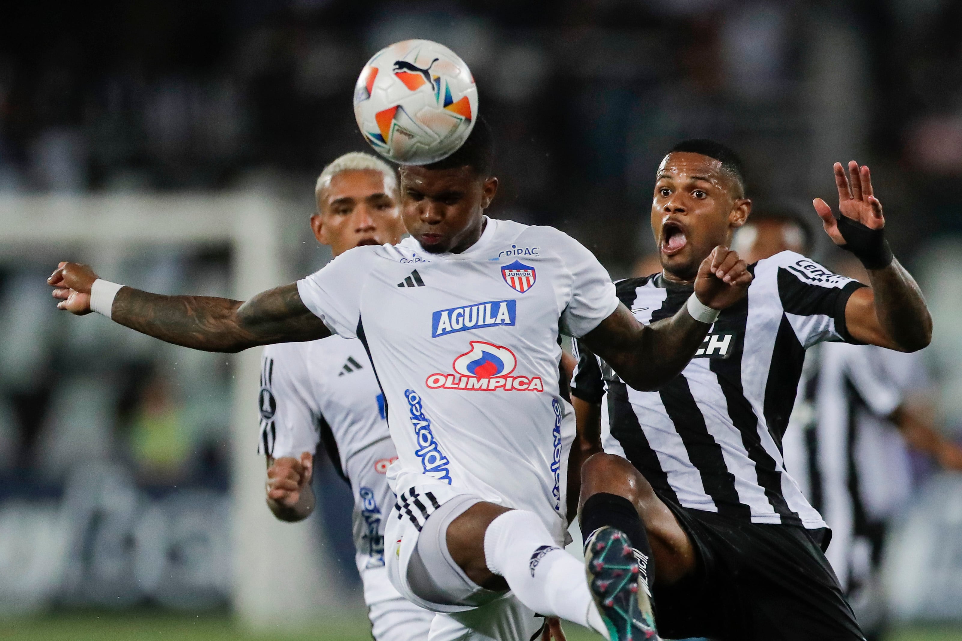 -FOTODELDÍA- AMDEP8864. RÍO DE JANEIRO (BRASIL), 03/04/2024.- Júnior Santos (d) de Botafogo disputa el balón con Brayan Ceballos de Junior este miércoles, en un partido de la fase de grupos de la Copa Libertadores entre Botafogo y Junior en el estadio Olímpico Nilton Santos de Río en Janeiro (Brasil). EFE/ Andre Coelho