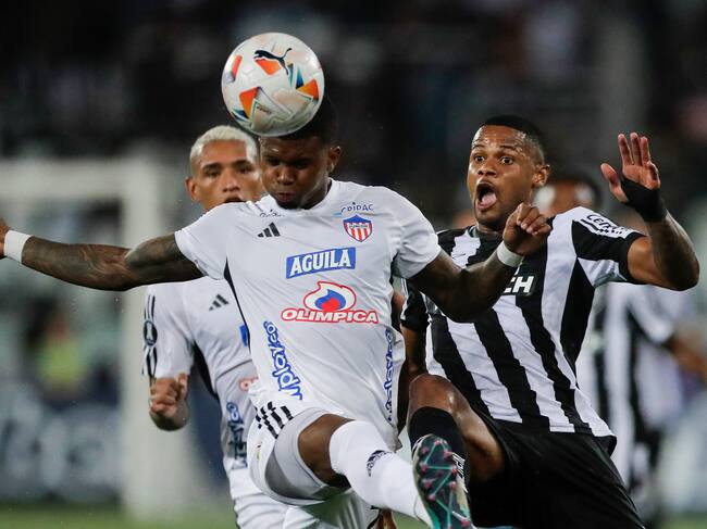 -FOTODELDÍA- AMDEP8864. RÍO DE JANEIRO (BRASIL), 03/04/2024.- Júnior Santos (d) de Botafogo disputa el balón con Brayan Ceballos de Junior este miércoles, en un partido de la fase de grupos de la Copa Libertadores entre Botafogo y Junior en el estadio Olímpico Nilton Santos de Río en Janeiro (Brasil). EFE/ Andre Coelho