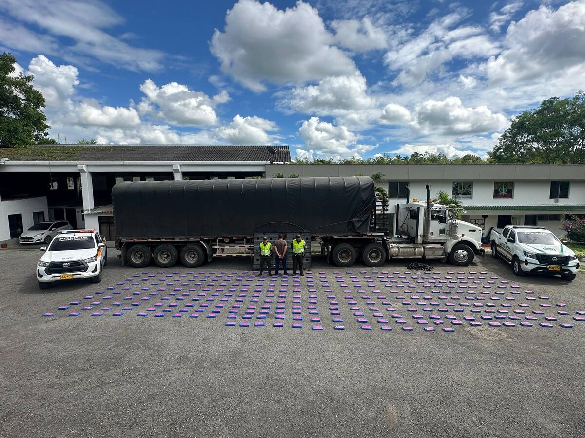 En el piso del tráiler de un tractocamión, la Policía de Risaralda descubrió cargamento de cocaína