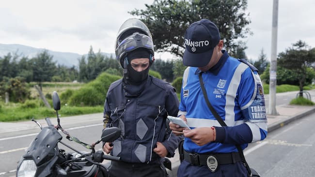 Agente de tránsito revisando documentos a motociclista (Colprensa)