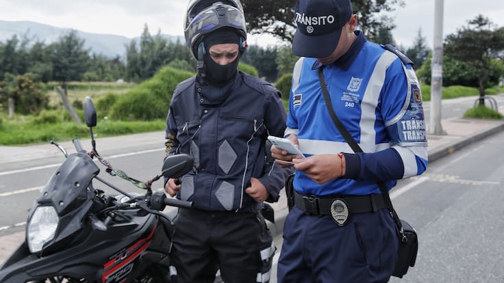 Agente de tránsito revisando documentos a motociclista (Colprensa)