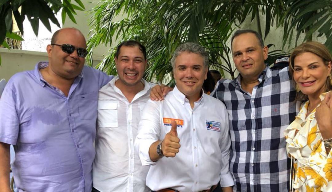 Iván Duque cuando estaba en campaña, acompañado del asesinado narco 'El Ñeñe Hernández' - FOTO COLPRENSA
