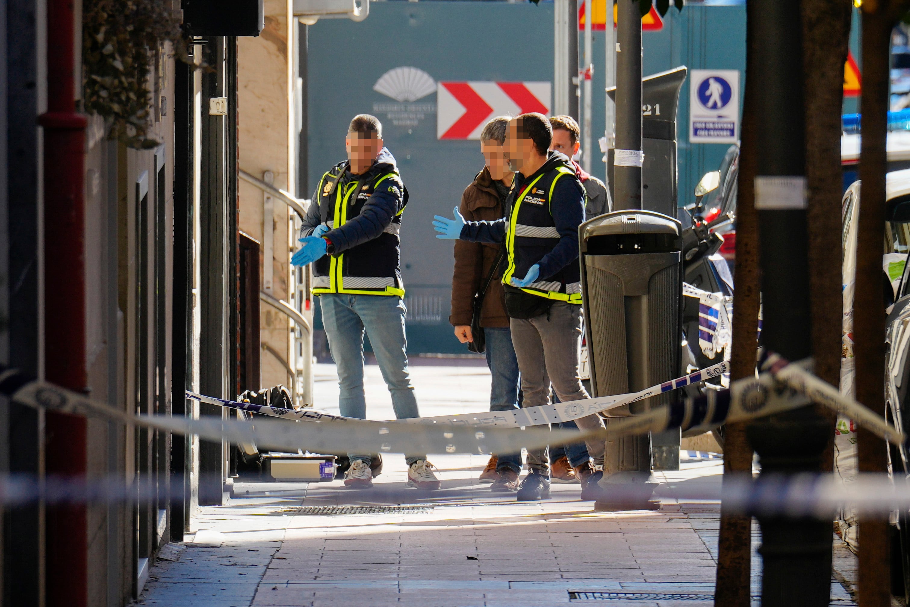 MADRID, 09/11/2023.- La Policía en la calle Núñez de Balboa de Madrid. EFE/Borja Sánchez-Trillo