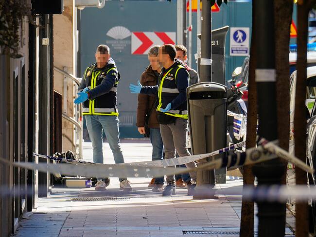 MADRID, 09/11/2023.- La Policía investiga en el lugar donde el político español Alejo Vidal-Quadras, que fue vicepresidente del Parlamento Europeo y presidente del conservador Partido Popular (PP) en Cataluña, ha recibido un disparo en la cara en la calle Núñez de Balboa de Madrid. EFE/Borja Sánchez-Trillo
