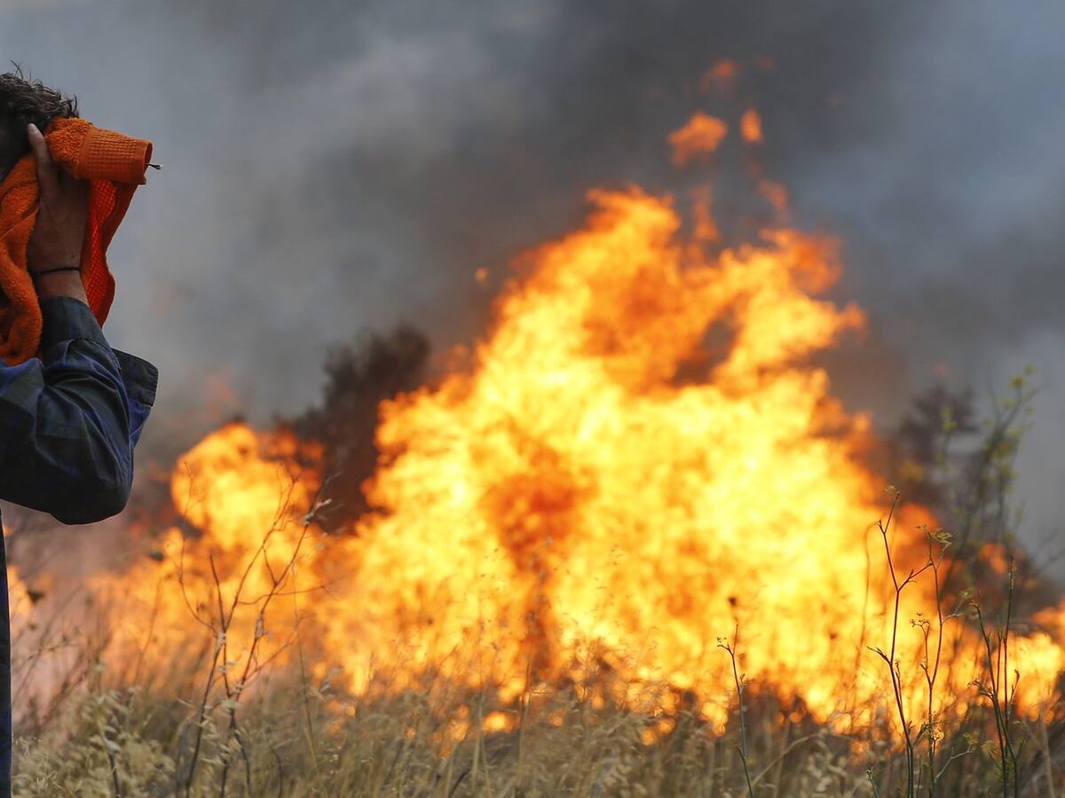 En Hobo Huila, al alcalde le tocó apagar un incendio, por no tener convenio con los Bomberos.