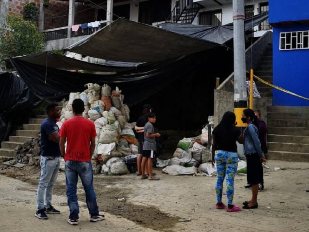 Rescatan dos obrerosde un derrumbe en una construcción subterránea