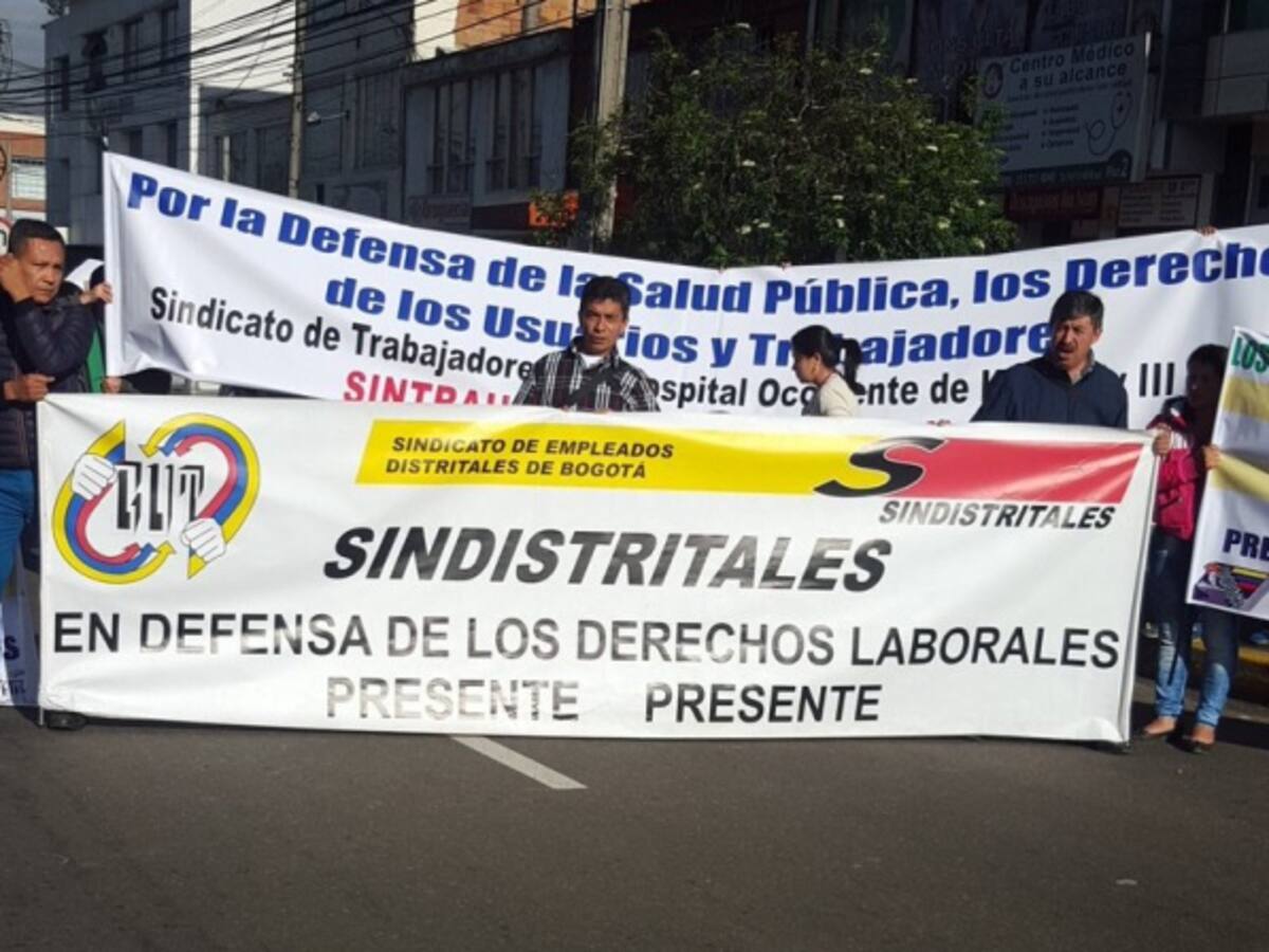 Trabajadores del Hospital de Kennedy bloquean Avenida Primero de Mayo