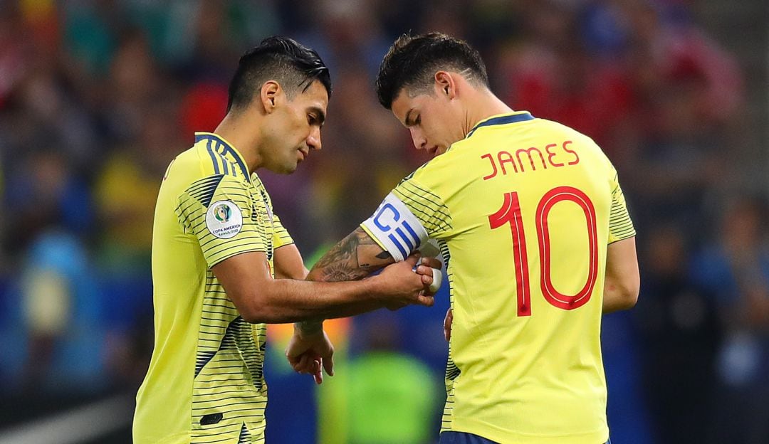 Falcao entregándole la banda de capitán a James Rodríguez.