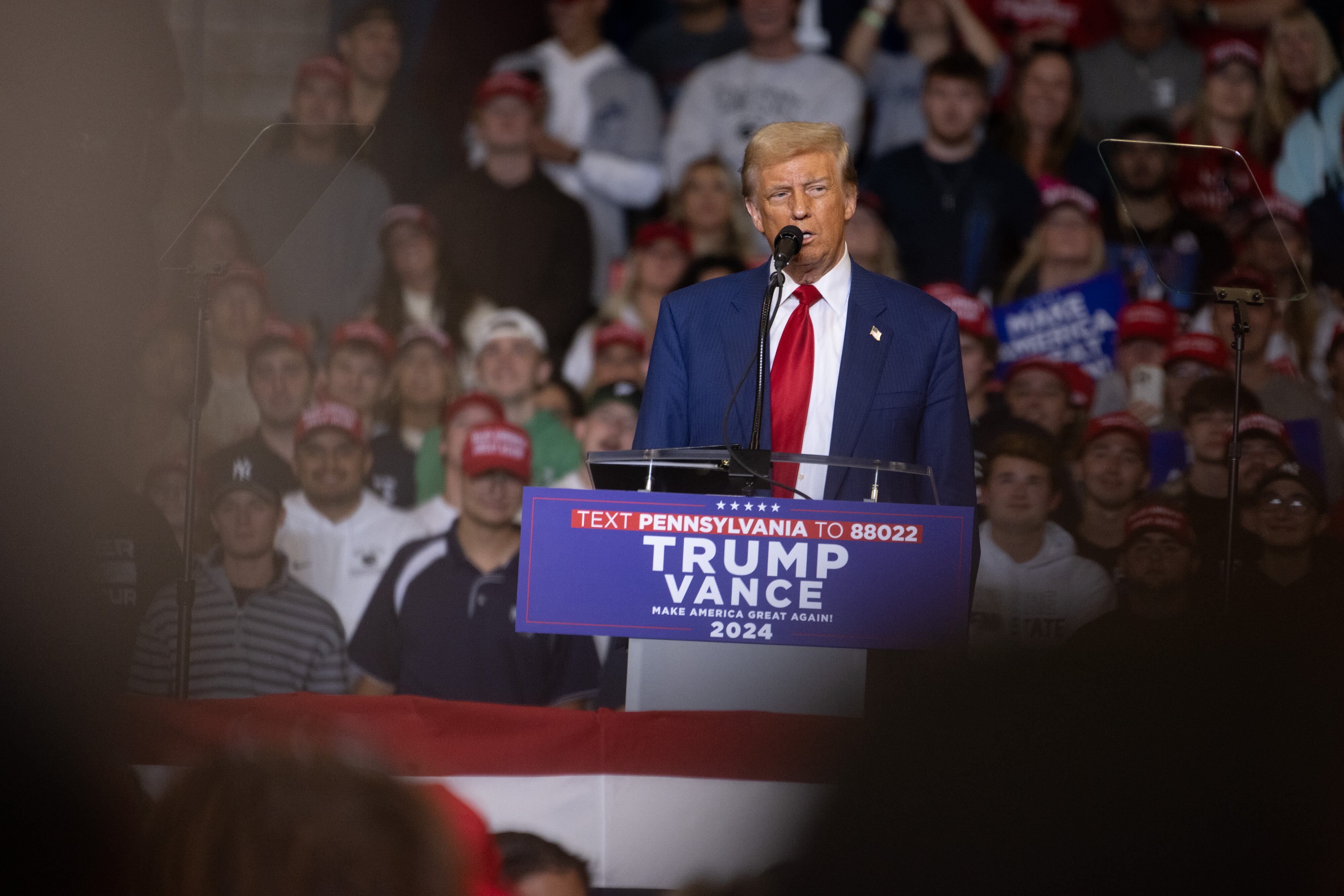 State College (United States), 26/10/2024.- Former US President and Republican presidential candidate Donald Trump speaks during a campaign rally in State College, Pennsylvania, USA, 26 October 2024. Trump is facing US Vice President and Democratic presidential candidate Kamala Harris. EFE/EPA/DAVID MUSE