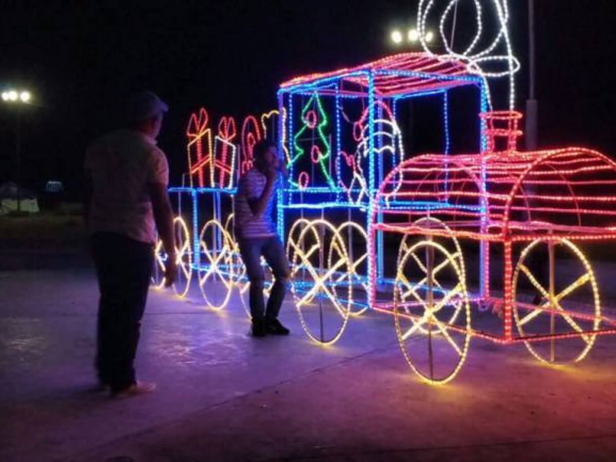 Riohacheros disfrutan de la iluminación navideña en El Malecón