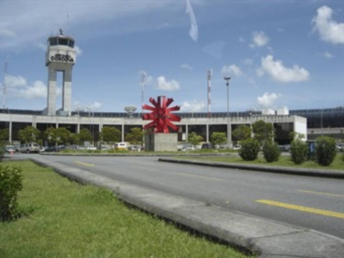 Cientos de pasajeros retrasados en aeropuerto de Rionegro
