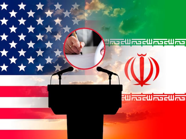 De fondo: Banderas de Estados Unidos e Irán, al frente se ubica una mesa con imágenes de referencia de un acuerdo firmado (Crédito: Getty Images)