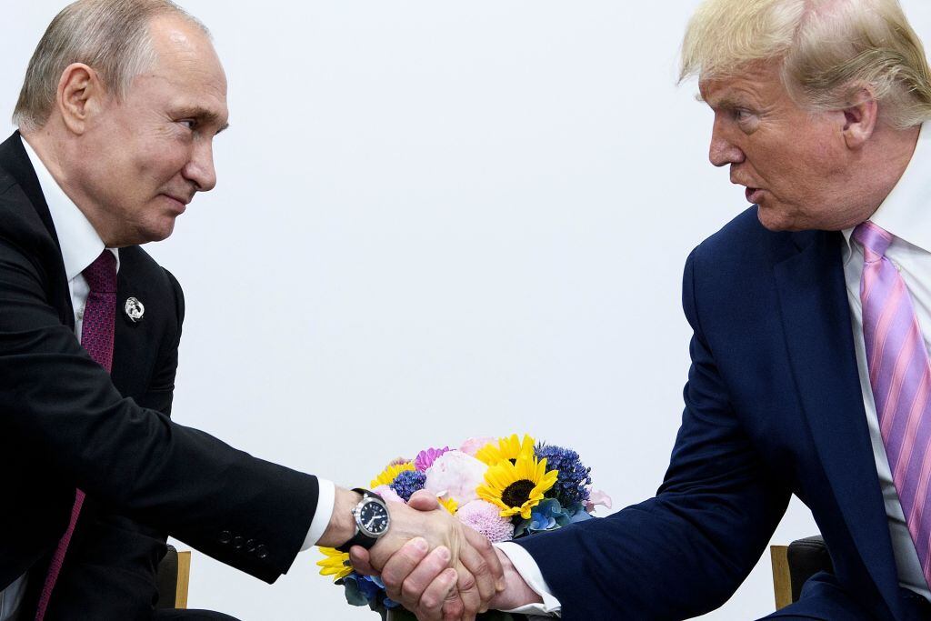 Donald Trump y Vladimir Putin. I Foto: BRENDAN SMIALOWSKI/AFP via Getty Images.