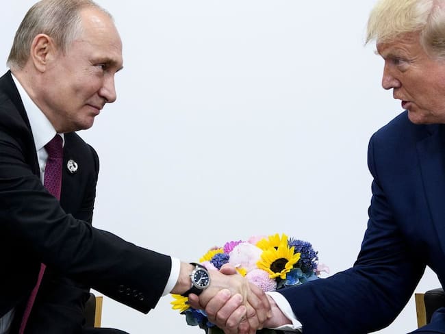 Donald Trump y Vladimir Putin. I Foto: BRENDAN SMIALOWSKI/AFP via Getty Images.