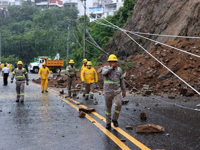MEX6767. ACAPULCO (MÉXICO), 30/06/2025.- Integrantes de la Comisión Federal de Electricidad trabajan en la zona de un derrumbe provocado por las intensas lluvias este lunes, en Acapulco (México). La tormenta tropical Flossie, formada en el océano Pacífico, sigue intensificándose y se prevé que evolucione a huracán categoría 1 en el transcurso del día, por lo que mantendrá lluvias torrenciales en la costa de Guerrero e intensas en Jalisco, Colima, Michoacán y Oaxaca, informó el Servicio Meteorológico Nacional (SMN). EFE/ David Guzmán