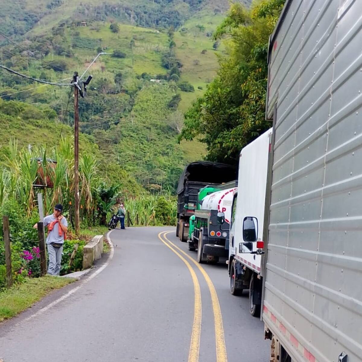La vía Medellín-Quibdó está bloqueada por camioneros en Carmen de Atrato