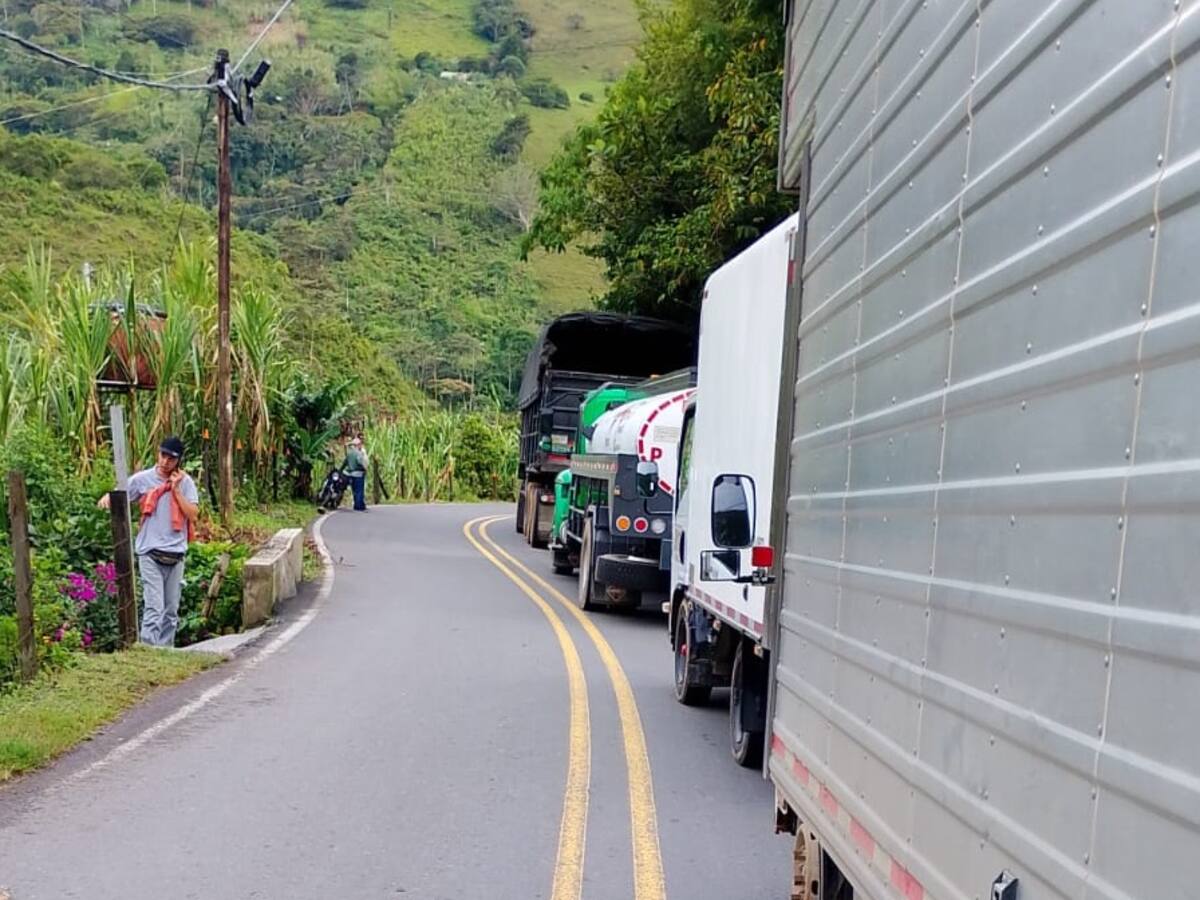 La vía Medellín-Quibdó está bloqueada por camioneros en Carmen de Atrato