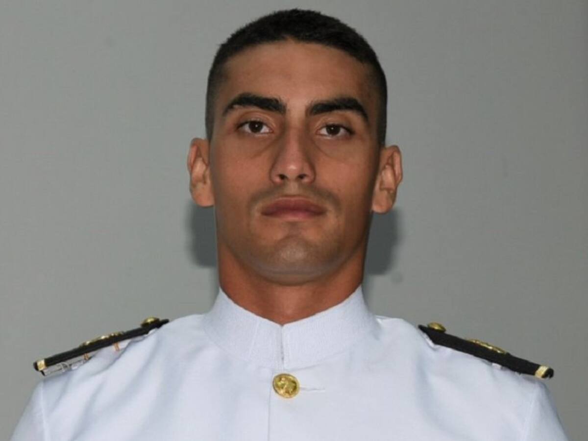 Entregan títulos a futuros oficiales de la Armada en Cartagena