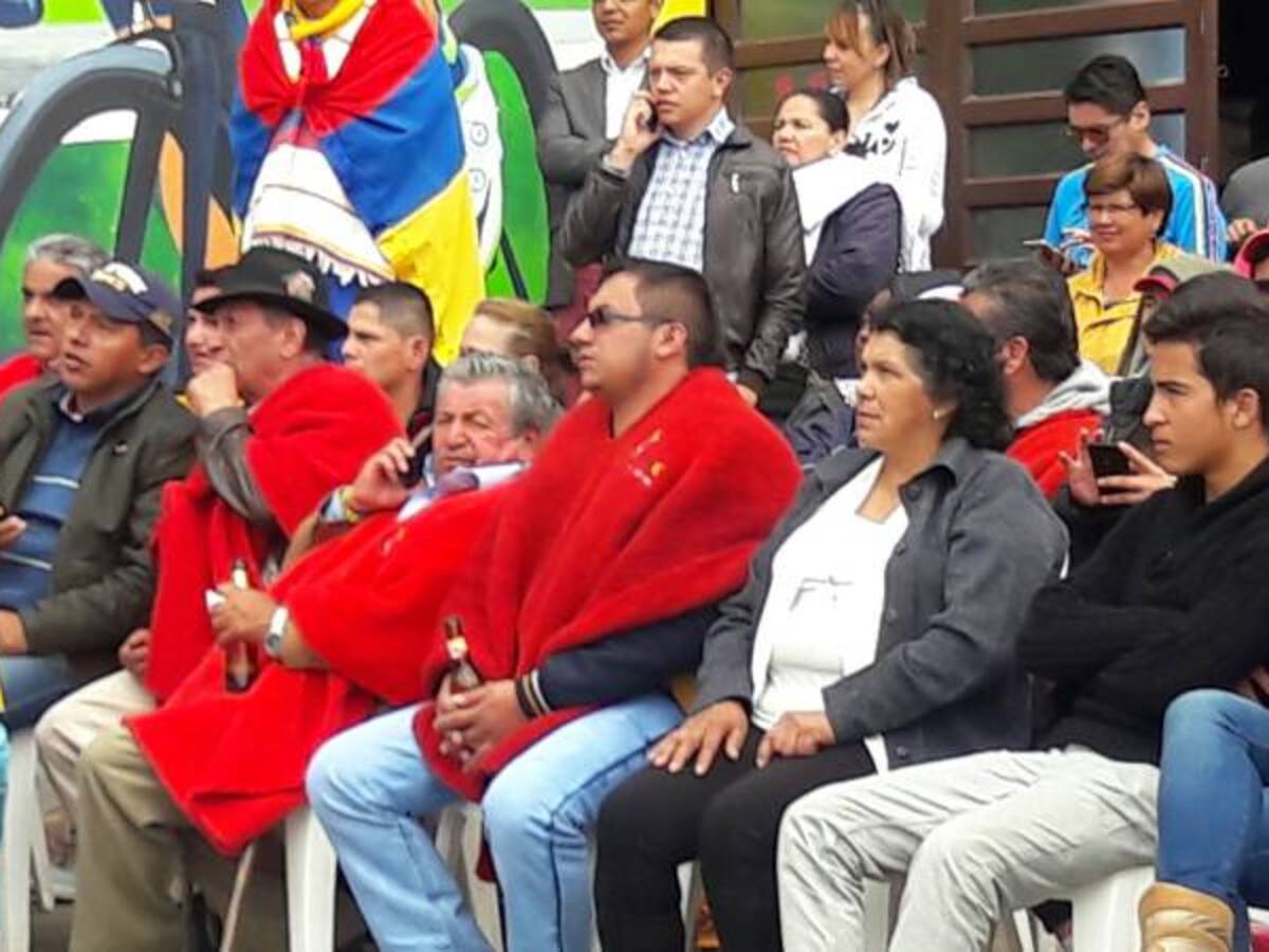 Con cerveza en mano y pantalla gigante familiares apoyan a Nairo