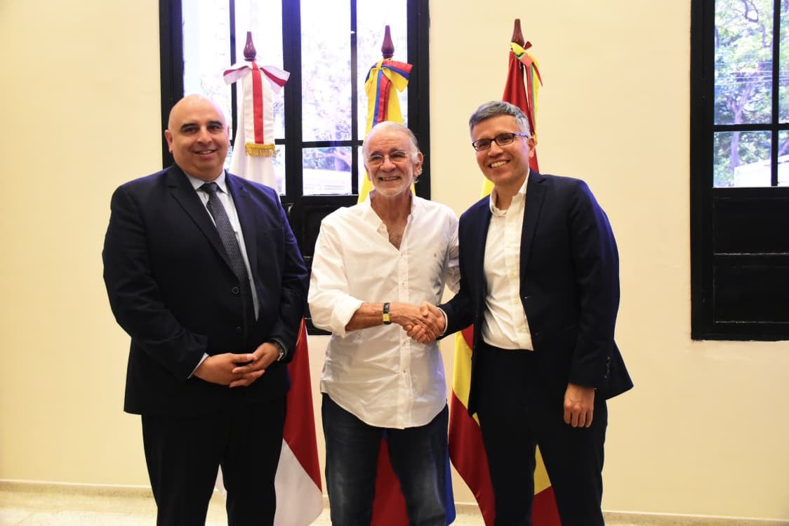 El gobernador del Atlántico, Eduardo Verano de la Rosa, estrecha la mano de Luis Méndez, subsecretario adjunto para América del Sur del Departamento de Estado de EE. UU. A su lado, Hugo Guevara, encargado de Negocios de la Embajada de Estados Unidos en Colombia. Foto: Gobernación del Atlántico.