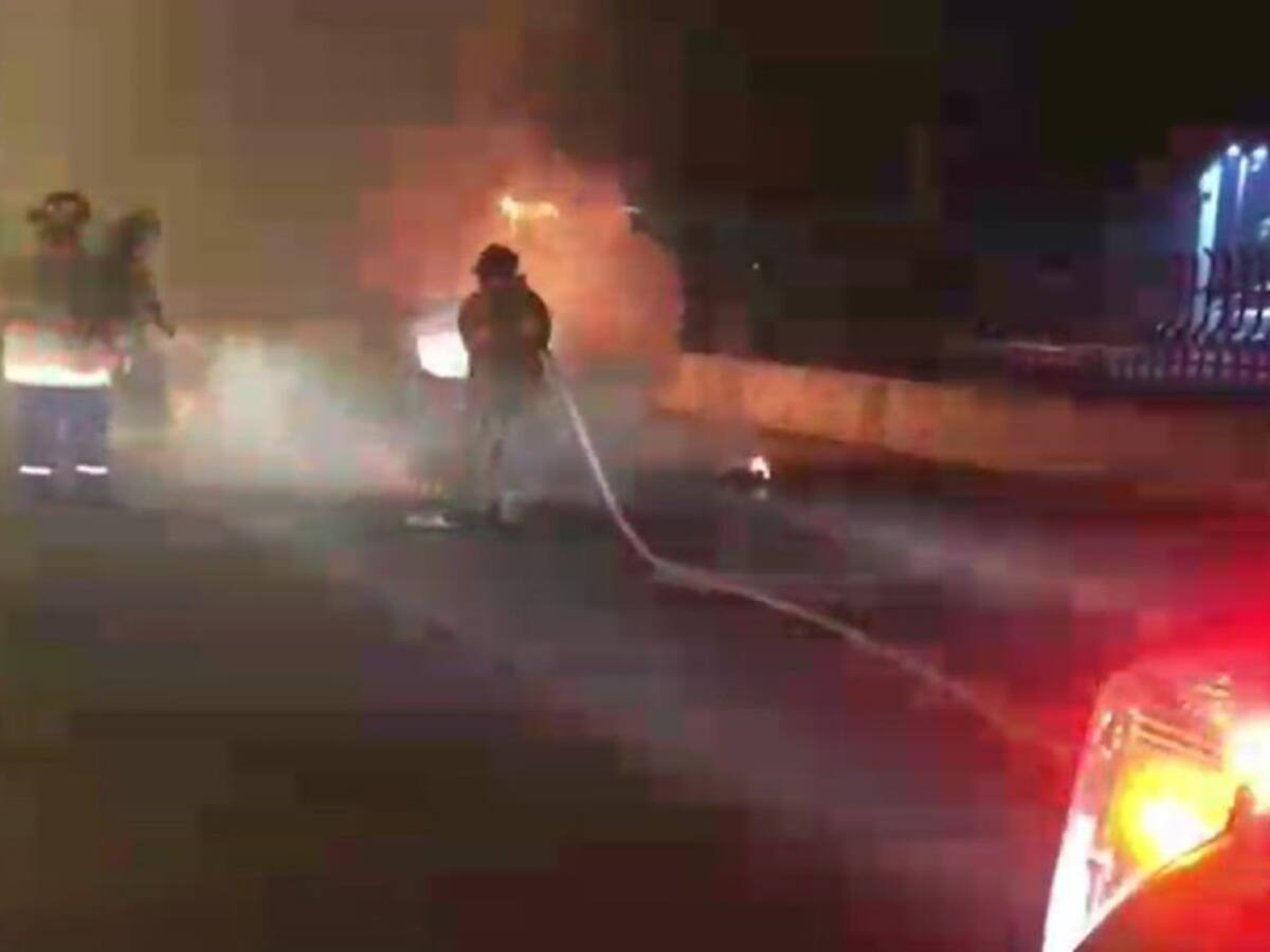 (Video) Carro arde en llamas en plena avenida del Arsenal en Cartagena