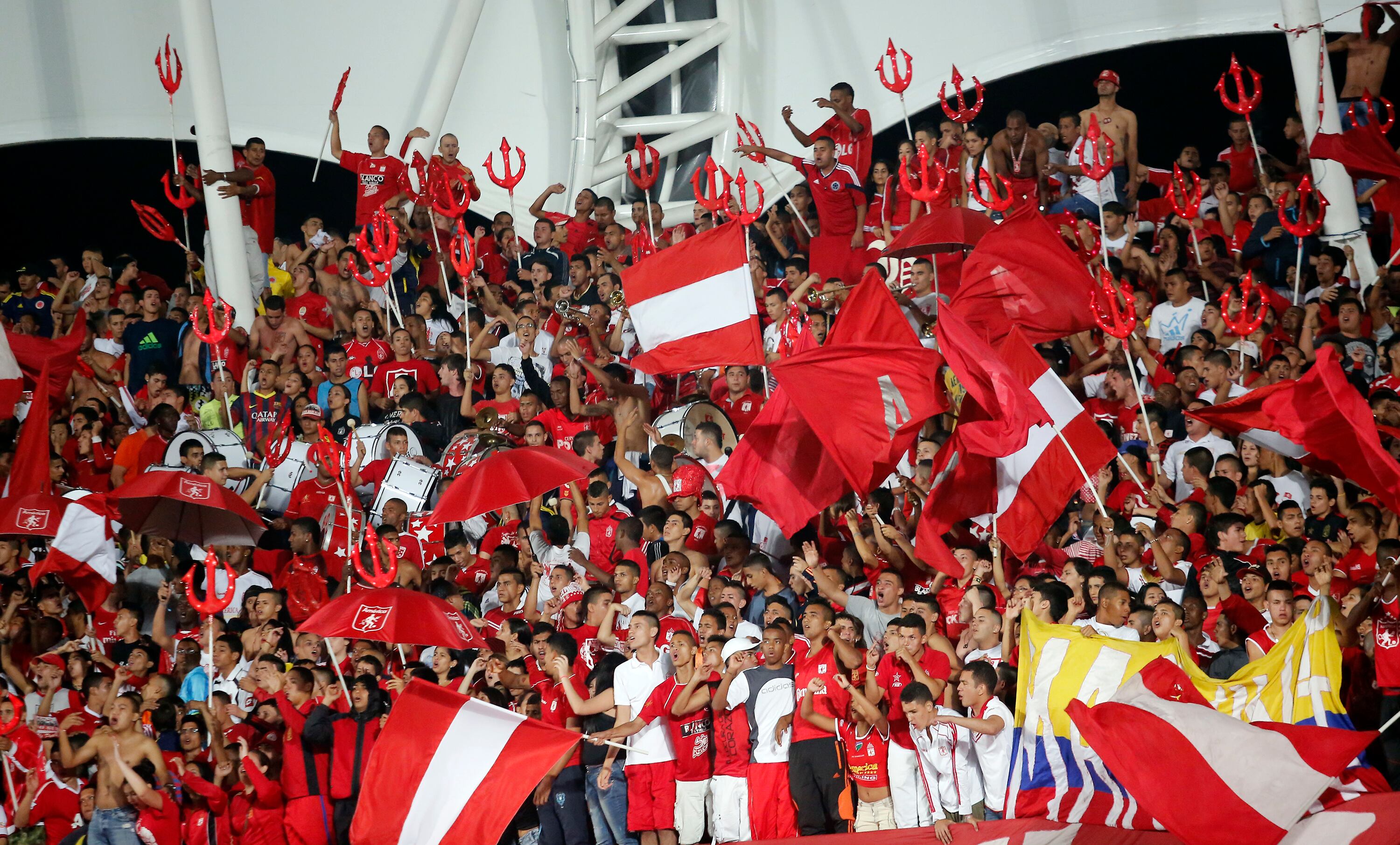 CALI, COLOMBIA - MARCH 03:  Fans of America de Cali cheer for their team during a match between America de Cali and Bucaramanga as part of Torneo Postobon 2014 at Pascual Guerrero Stadium on March 03, 2014 in Cali, Colombia. (Photo by Juan Carlos Quintero/LatinContent via Getty Images)