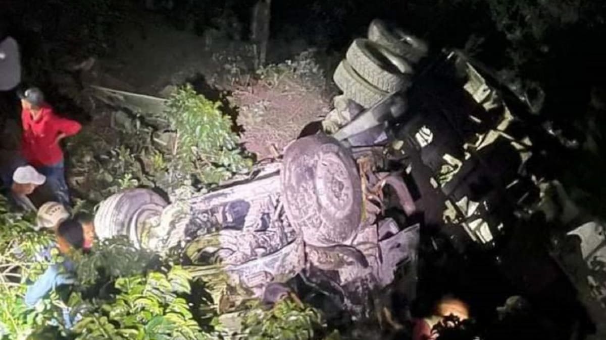 En Giraldo una volqueta rodó por un abismo de 400 metros y el conductor murió