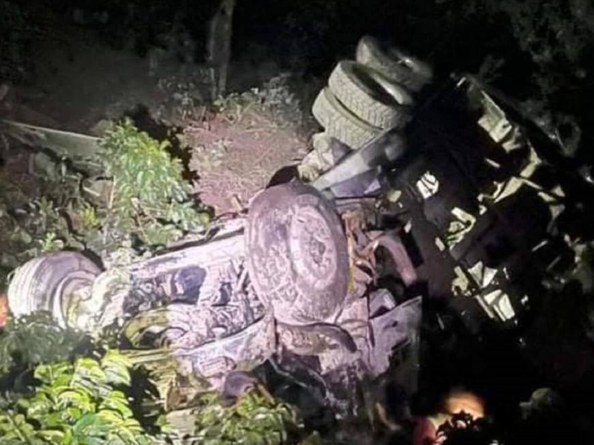 En Giraldo una volqueta rodó por un abismo de 400 metros y el conductor murió