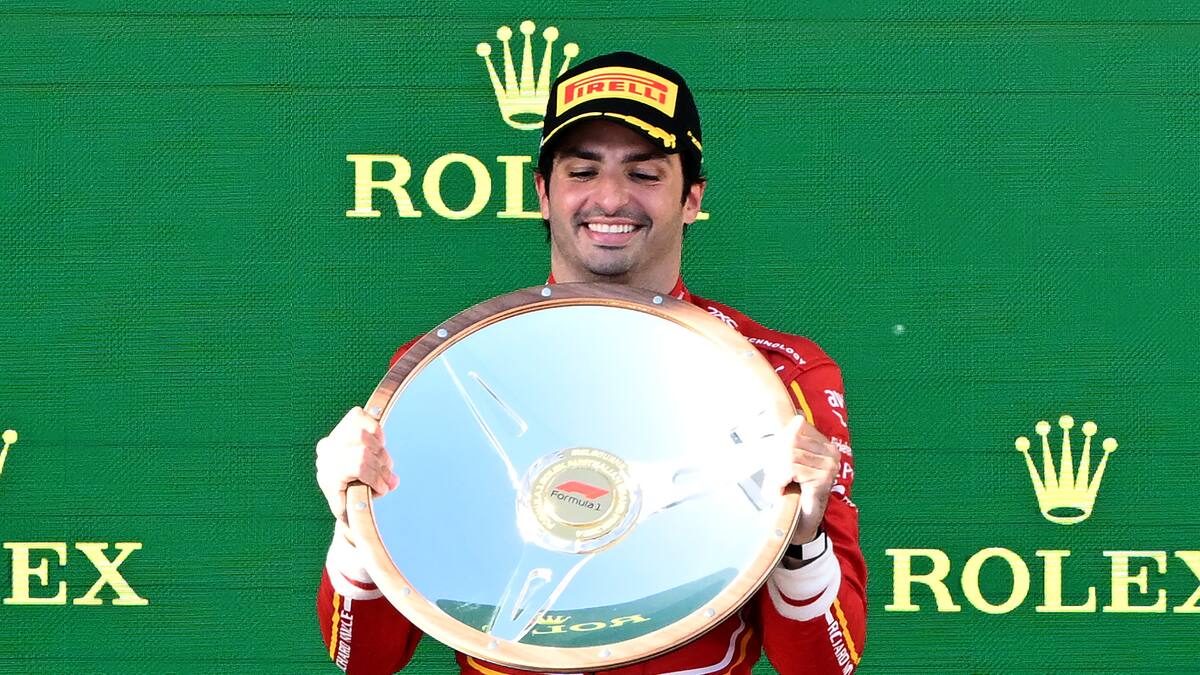 Carlos Sainz conquistó el Gran Premio de Australia: Max Verstappen abandonó la carrera