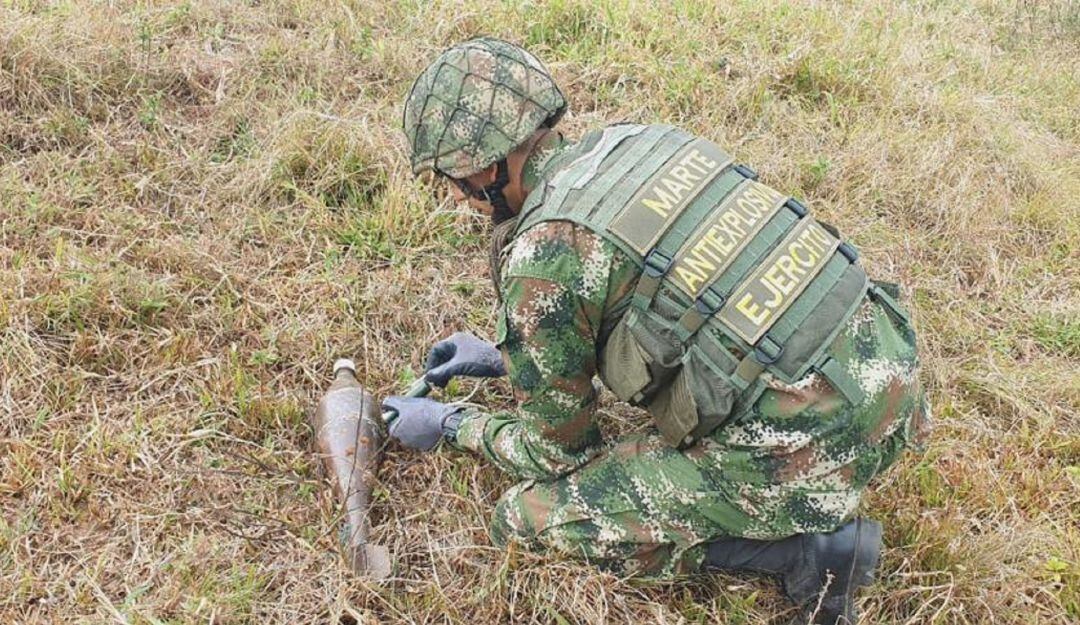 Soldado haciendo los controles pertinentes 
