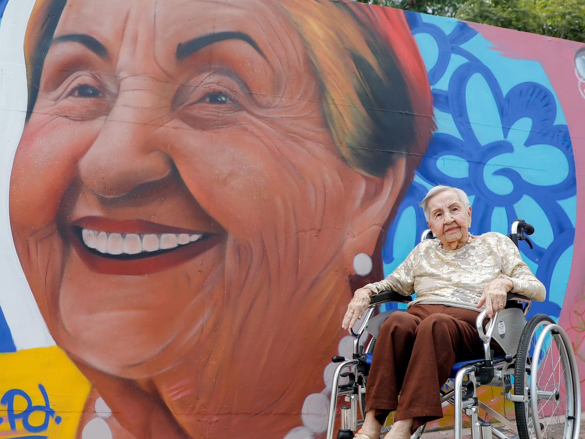 Mamá de Rodolfo Hernández visitó el mural que le realizaron como homenaje en Piedecuesta