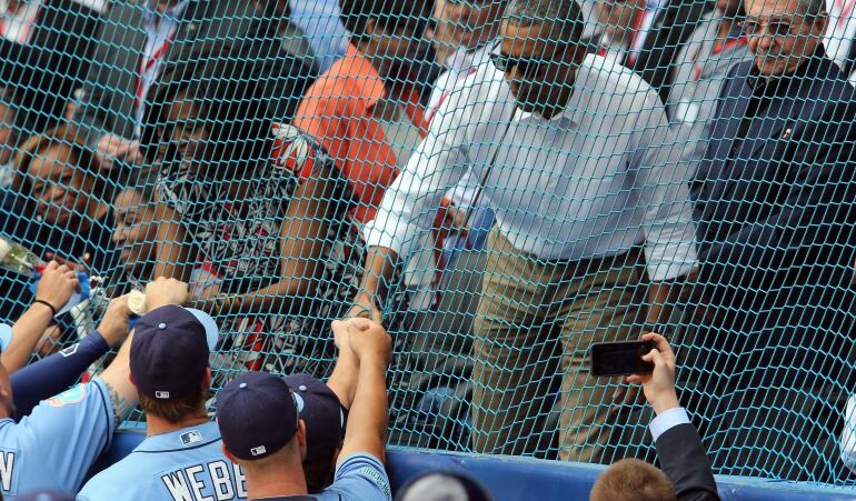 El presidente de Estados Unidos, Barack Obama (2d), saluda a los jugadores junto al mandatario cubano, Raúl Castro (d)