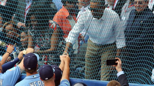 El presidente de Estados Unidos, Barack Obama (2d), saluda a los jugadores junto al mandatario cubano, Raúl Castro (d)