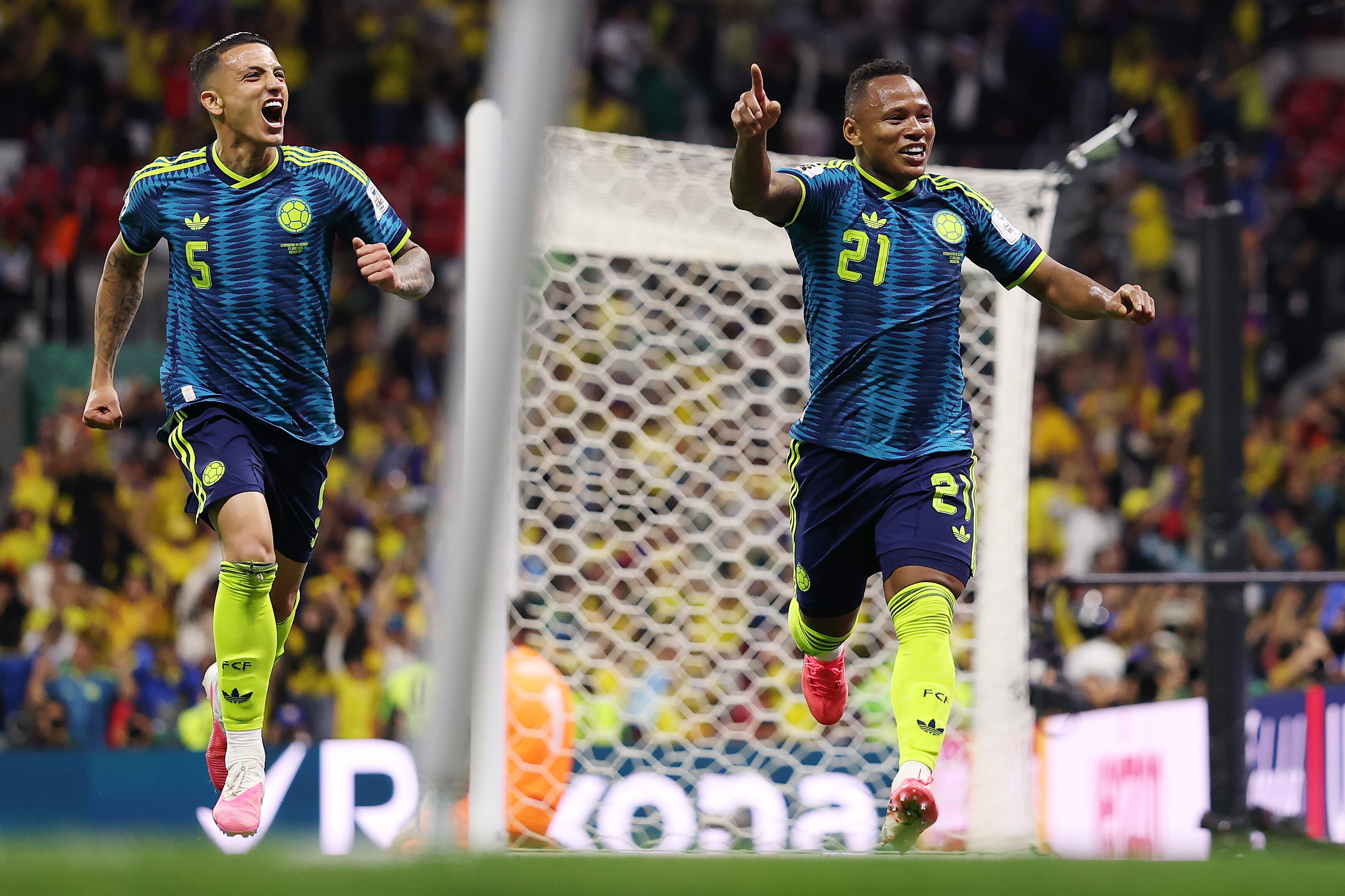 Jaminton Campaz (derecha), jugador de Colombia, celebra su gol contra Uzbekistán. Foto: Getty Images.