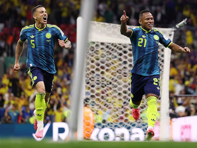 Jaminton Campaz (derecha), jugador de Colombia, celebra su gol contra Uzbekistán. Foto: Getty Images.