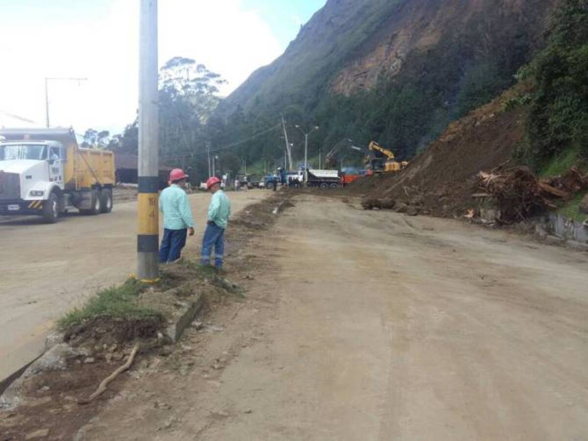 Contratan estudio para determinar causa de derrumbe en la vía Medellín-Bogotá