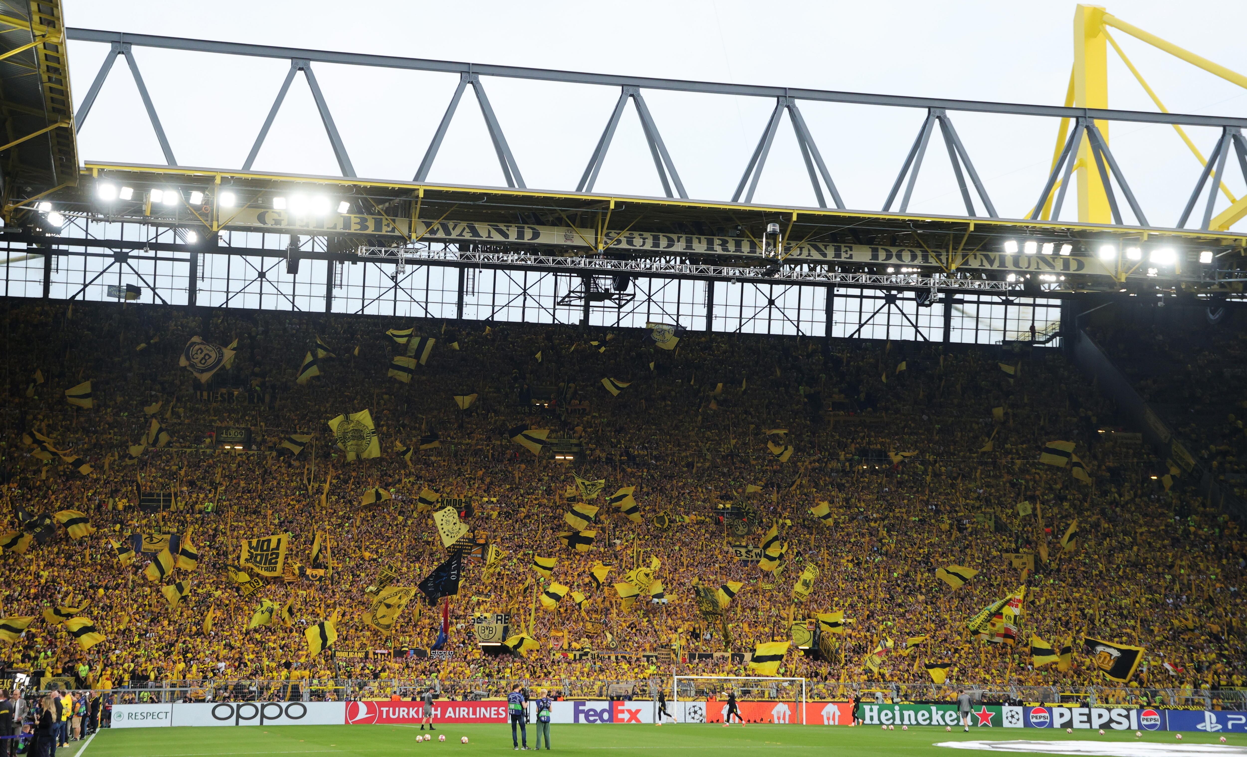 Dortmund (Germany), 01/05/2024.- Borussia Dortmund supporters, from the South Stand of BVB Stadiom, cheer ahead of the UEFA Champions League semi final, 1st leg match between Borussia Dortmund and Paris Saint-Germain in Dortmund, Germany, 01 May 2024. (Liga de Campeones, Alemania, Rusia) EFE/EPA/FRIEDEMANN VOGEL