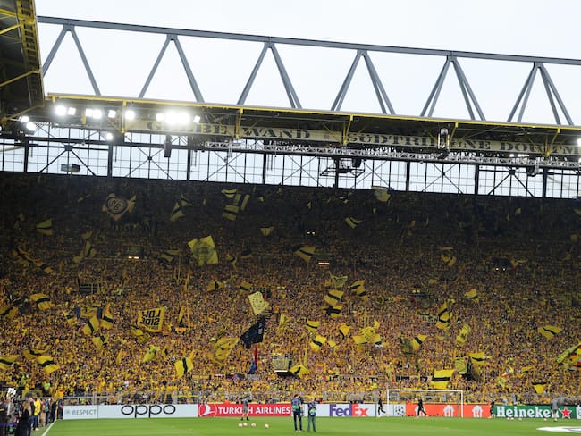 Dortmund (Germany), 01/05/2024.- Borussia Dortmund supporters, from the South Stand of BVB Stadiom, cheer ahead of the UEFA Champions League semi final, 1st leg match between Borussia Dortmund and Paris Saint-Germain in Dortmund, Germany, 01 May 2024. (Liga de Campeones, Alemania, Rusia) EFE/EPA/FRIEDEMANN VOGEL