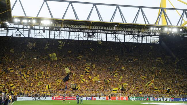 Dortmund (Germany), 01/05/2024.- Borussia Dortmund supporters, from the South Stand of BVB Stadiom, cheer ahead of the UEFA Champions League semi final, 1st leg match between Borussia Dortmund and Paris Saint-Germain in Dortmund, Germany, 01 May 2024. (Liga de Campeones, Alemania, Rusia) EFE/EPA/FRIEDEMANN VOGEL
