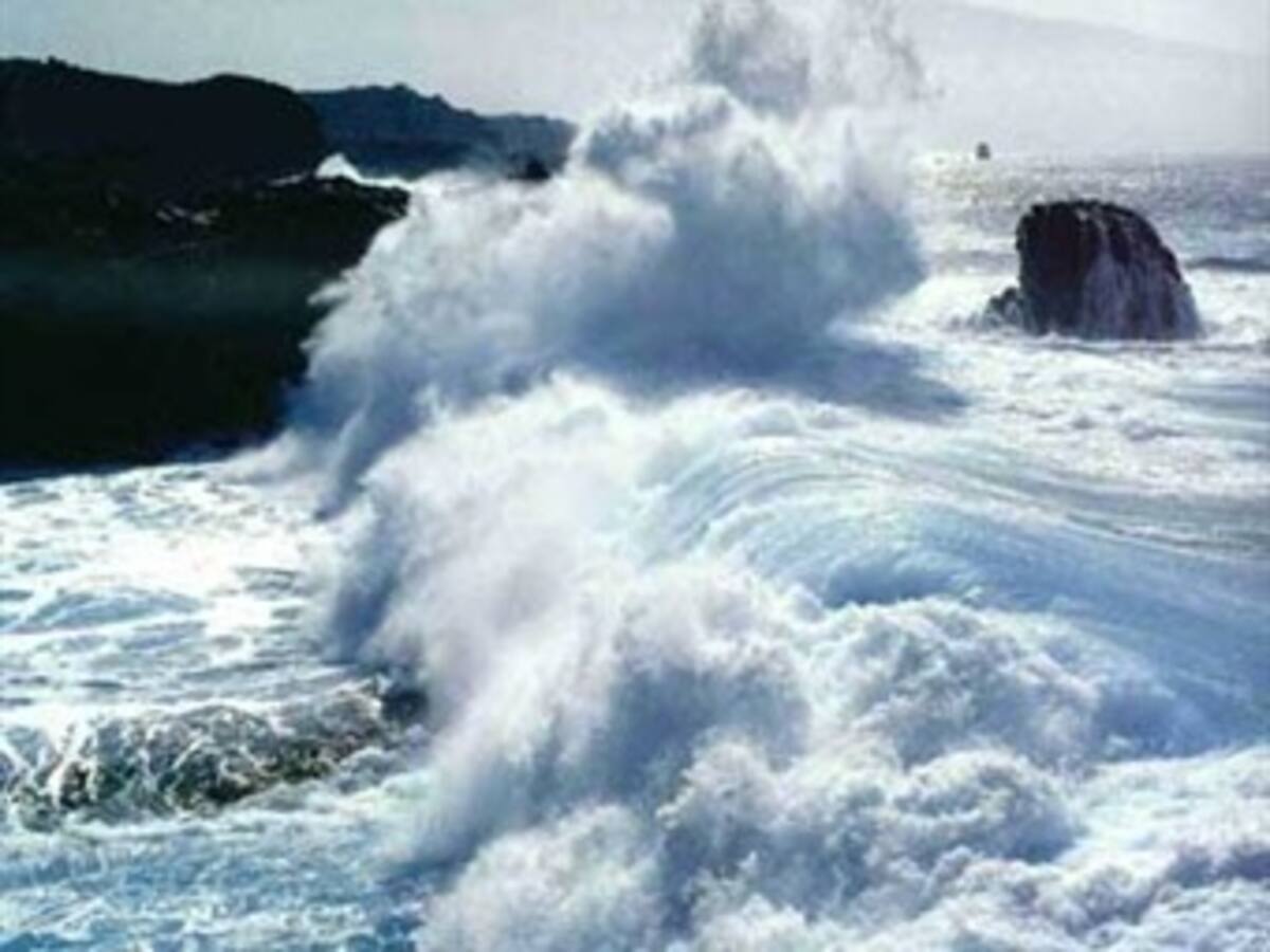 Declaran 'alerta naranja' en zona costera de Ecuador por fuerte oleaje