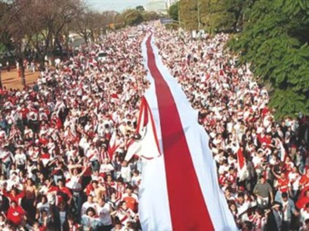 La afición de River Plate hizo la bandera más larga del mundo