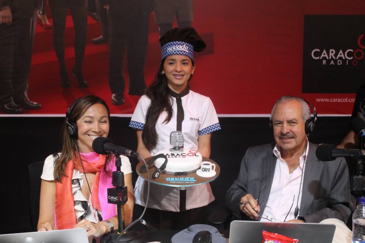 Darcy Quinn y Darío Arizmendi deleitan un ponque.