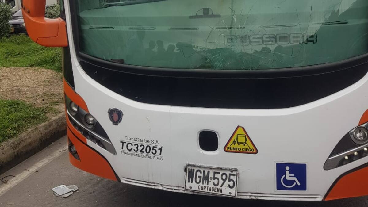 Motociclistas vandalizaron un bus de Transcaribe tras accidente en Cartagena