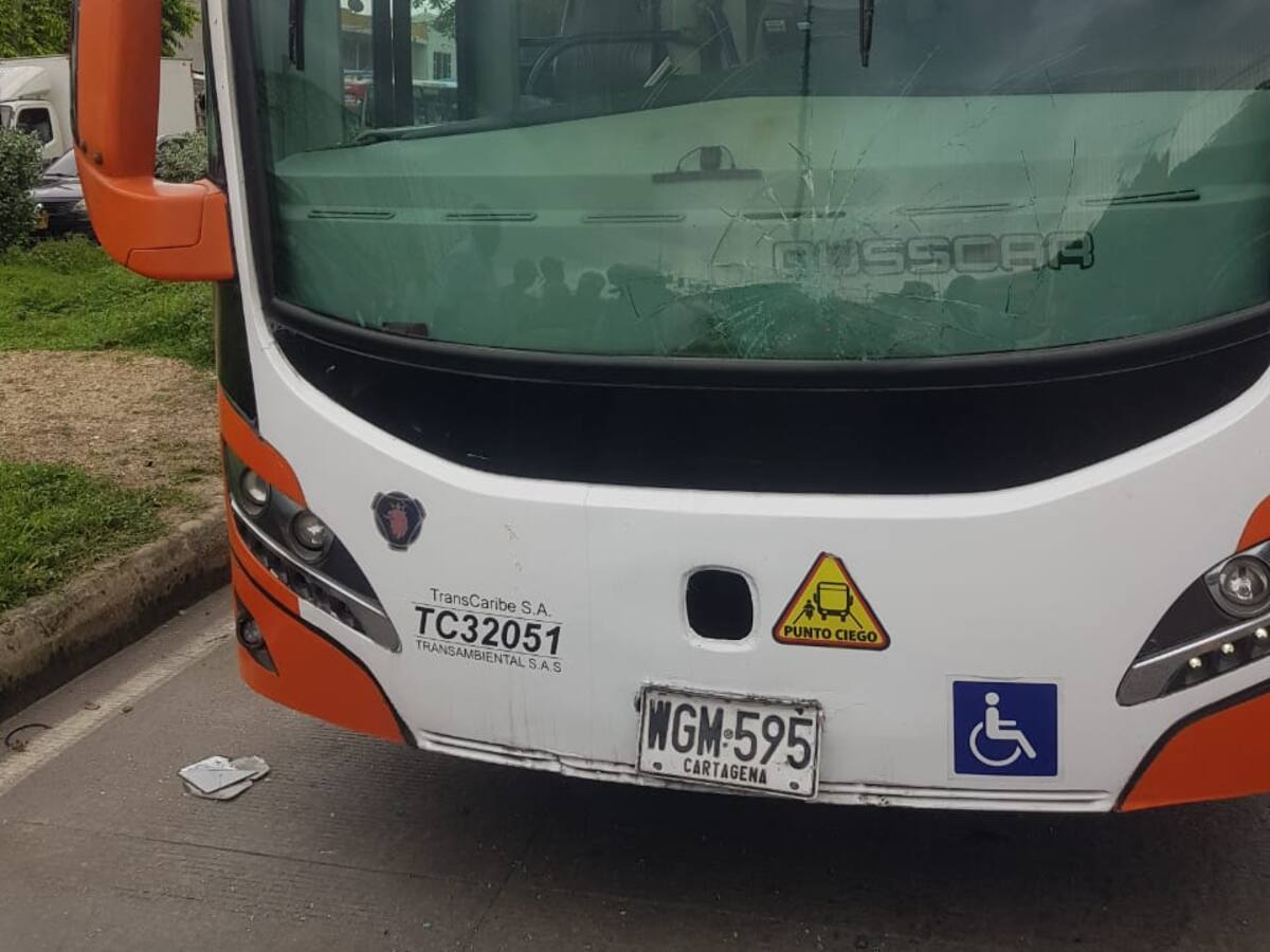 Motociclistas vandalizaron un bus de Transcaribe tras accidente en Cartagena