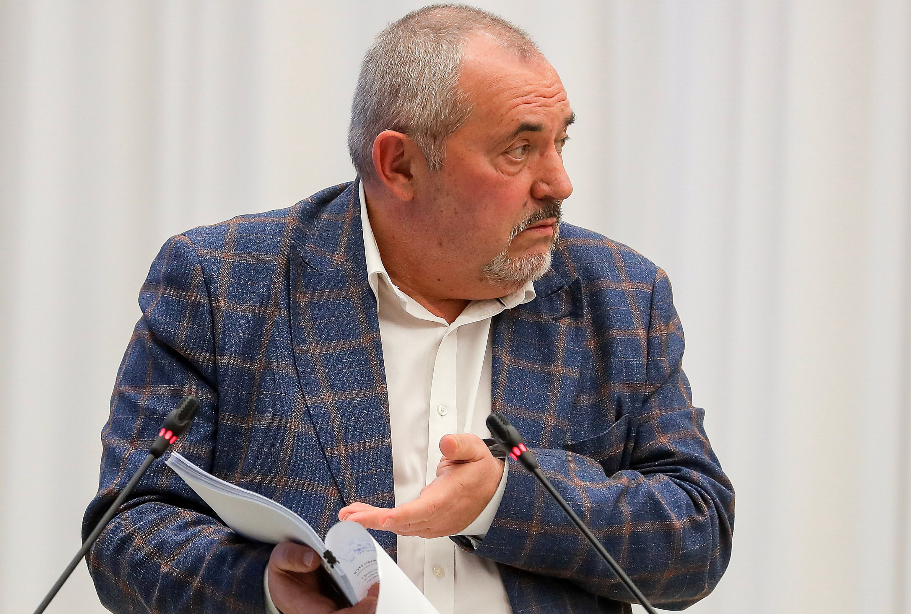 Moscow (Russian Federation), 08/02/2024.- Boris Nadezhdin, Russian presidential candidate from the Civil Initiative party and deputy of the Council of Deputies of the Dolgoprudny urban district of the Moscow Region, gestures as he attends the Russian Central Election Commission (CEC) meeting over his registration as candidate for the Russian presidential elections, in Moscow, Russia, 08 February 2024. More than a 15 percent defect rate was found in signatures in support of the politician's nomination by a group of Russian Central Election Commission, Nadezhdin's press service reported. Nadezhdin said that if the Central Election Commission refuses to register him for the presidential elections in the Russian Federation, he will appeal this decision to the Supreme Court. The Russian Central Election Commission decided to hold presidential elections within three days, from 15 to 17 March 2024. (Elecciones, Rusia, Moscú) EFE/EPA/MAXIM SHIPENKOV